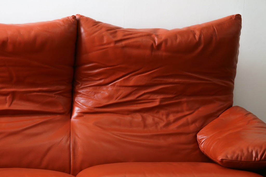 ヴィンテージ　リプロダクト品　Cassina(カッシーナ)　MARALUNGA(マラルンガ)　本革　視線を引き付ける赤レザーの3人掛けソファ　(R-086393)