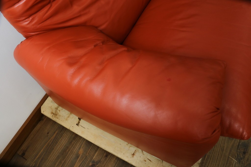ヴィンテージ　リプロダクト品　Cassina(カッシーナ)　MARALUNGA(マラルンガ)　本革　視線を引き付ける赤レザーの3人掛けソファ　(R-086393)
