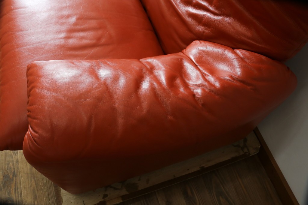 ヴィンテージ　リプロダクト品　Cassina(カッシーナ)　MARALUNGA(マラルンガ)　本革　視線を引き付ける赤レザーの3人掛けソファ　(R-086393)