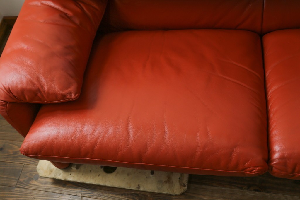 ヴィンテージ　リプロダクト品　Cassina(カッシーナ)　MARALUNGA(マラルンガ)　本革　視線を引き付ける赤レザーの3人掛けソファ　(R-086393)