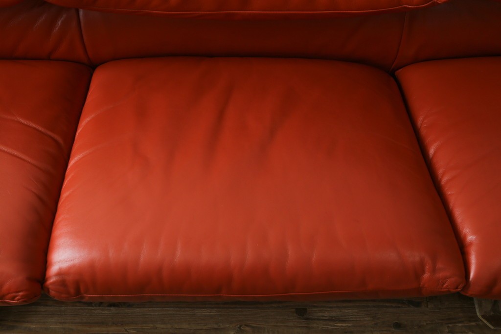 ヴィンテージ　リプロダクト品　Cassina(カッシーナ)　MARALUNGA(マラルンガ)　本革　視線を引き付ける赤レザーの3人掛けソファ　(R-086393)