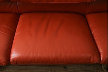 ヴィンテージ　リプロダクト品　Cassina(カッシーナ)　MARALUNGA(マラルンガ)　本革　視線を引き付ける赤レザーの3人掛けソファ　(R-086393)