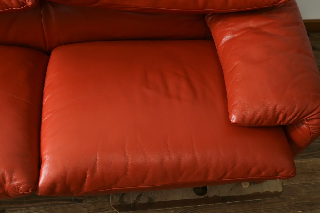 ヴィンテージ　リプロダクト品　Cassina(カッシーナ)　MARALUNGA(マラルンガ)　本革　視線を引き付ける赤レザーの3人掛けソファ　(R-086393)