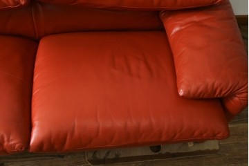 ヴィンテージ　リプロダクト品　Cassina(カッシーナ)　MARALUNGA(マラルンガ)　本革　視線を引き付ける赤レザーの3人掛けソファ　(R-086393)