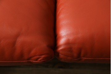 ヴィンテージ　リプロダクト品　Cassina(カッシーナ)　MARALUNGA(マラルンガ)　本革　視線を引き付ける赤レザーの3人掛けソファ　(R-086393)