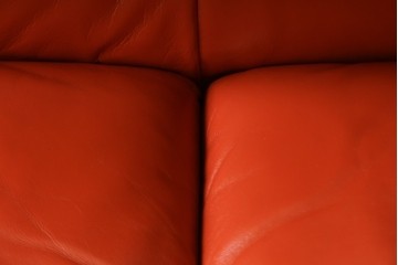 ヴィンテージ　リプロダクト品　Cassina(カッシーナ)　MARALUNGA(マラルンガ)　本革　視線を引き付ける赤レザーの3人掛けソファ　(R-086393)