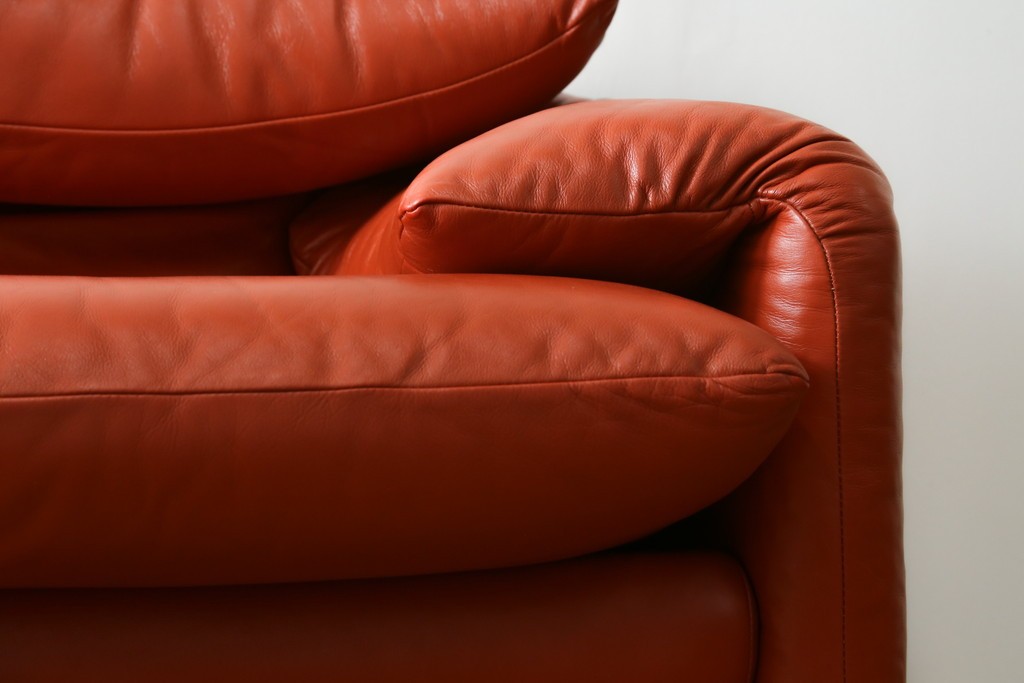 ヴィンテージ　リプロダクト品　Cassina(カッシーナ)　MARALUNGA(マラルンガ)　本革　視線を引き付ける赤レザーの3人掛けソファ　(R-086393)