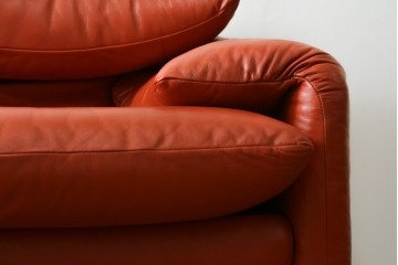 ヴィンテージ　リプロダクト品　Cassina(カッシーナ)　MARALUNGA(マラルンガ)　本革　視線を引き付ける赤レザーの3人掛けソファ　(R-086393)