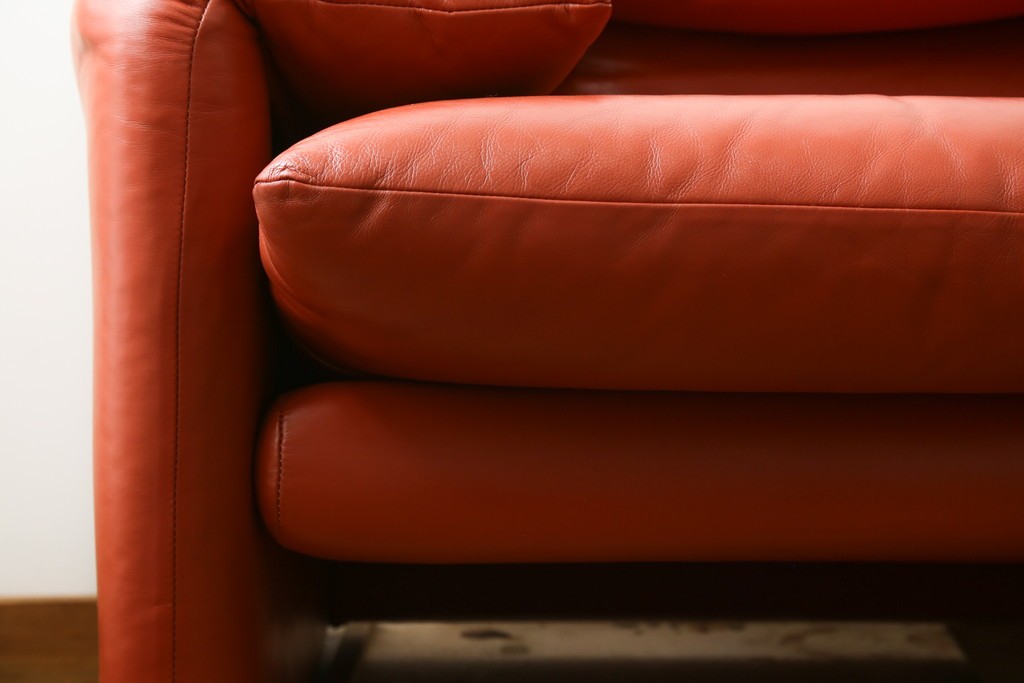 ヴィンテージ　リプロダクト品　Cassina(カッシーナ)　MARALUNGA(マラルンガ)　本革　視線を引き付ける赤レザーの3人掛けソファ　(R-086393)