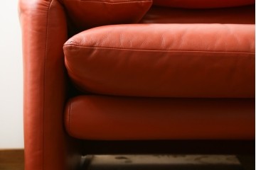ヴィンテージ　リプロダクト品　Cassina(カッシーナ)　MARALUNGA(マラルンガ)　本革　視線を引き付ける赤レザーの3人掛けソファ　(R-086393)