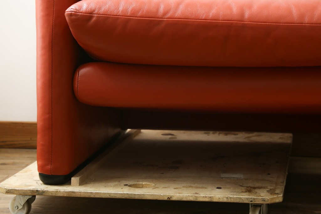 ヴィンテージ　リプロダクト品　Cassina(カッシーナ)　MARALUNGA(マラルンガ)　本革　視線を引き付ける赤レザーの3人掛けソファ　(R-086393)