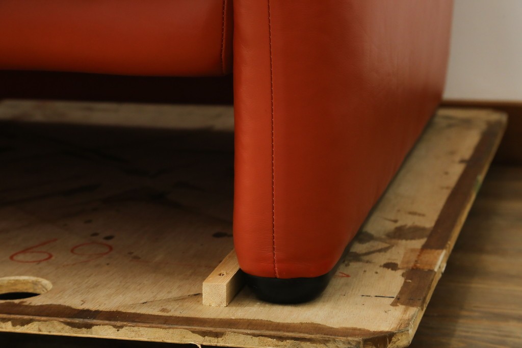 ヴィンテージ　リプロダクト品　Cassina(カッシーナ)　MARALUNGA(マラルンガ)　本革　視線を引き付ける赤レザーの3人掛けソファ　(R-086393)