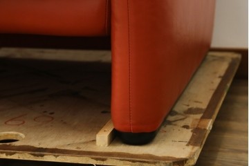 ヴィンテージ　リプロダクト品　Cassina(カッシーナ)　MARALUNGA(マラルンガ)　本革　視線を引き付ける赤レザーの3人掛けソファ　(R-086393)