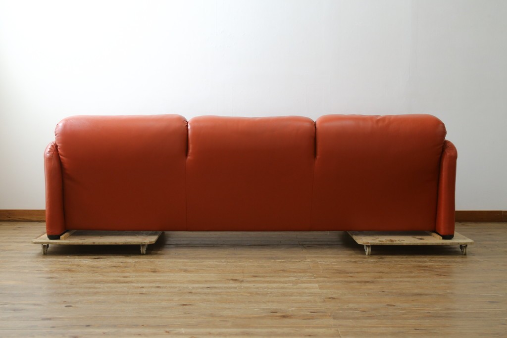 ヴィンテージ　リプロダクト品　Cassina(カッシーナ)　MARALUNGA(マラルンガ)　本革　視線を引き付ける赤レザーの3人掛けソファ　(R-086393)