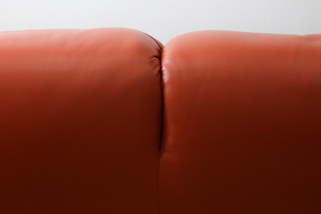 ヴィンテージ　リプロダクト品　Cassina(カッシーナ)　MARALUNGA(マラルンガ)　本革　視線を引き付ける赤レザーの3人掛けソファ　(R-086393)