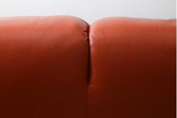 ヴィンテージ　リプロダクト品　Cassina(カッシーナ)　MARALUNGA(マラルンガ)　本革　視線を引き付ける赤レザーの3人掛けソファ　(R-086393)