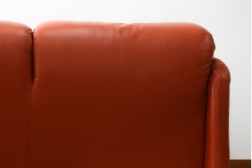 ヴィンテージ　リプロダクト品　Cassina(カッシーナ)　MARALUNGA(マラルンガ)　本革　視線を引き付ける赤レザーの3人掛けソファ　(R-086393)