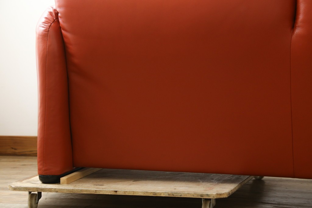 ヴィンテージ　リプロダクト品　Cassina(カッシーナ)　MARALUNGA(マラルンガ)　本革　視線を引き付ける赤レザーの3人掛けソファ　(R-086393)