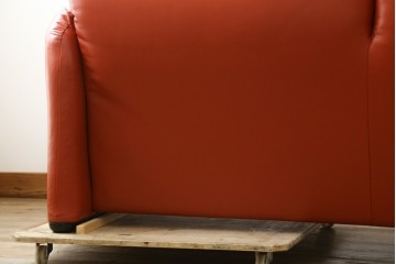 ヴィンテージ　リプロダクト品　Cassina(カッシーナ)　MARALUNGA(マラルンガ)　本革　視線を引き付ける赤レザーの3人掛けソファ　(R-086393)