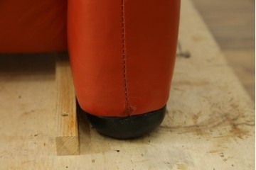 ヴィンテージ　リプロダクト品　Cassina(カッシーナ)　MARALUNGA(マラルンガ)　本革　視線を引き付ける赤レザーの3人掛けソファ　(R-086393)