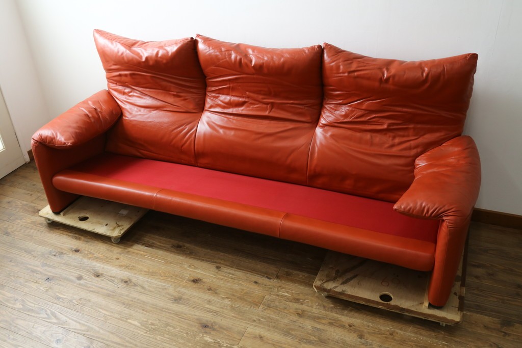 ヴィンテージ　リプロダクト品　Cassina(カッシーナ)　MARALUNGA(マラルンガ)　本革　視線を引き付ける赤レザーの3人掛けソファ　(R-086393)