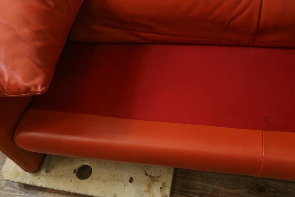 ヴィンテージ　リプロダクト品　Cassina(カッシーナ)　MARALUNGA(マラルンガ)　本革　視線を引き付ける赤レザーの3人掛けソファ　(R-086393)