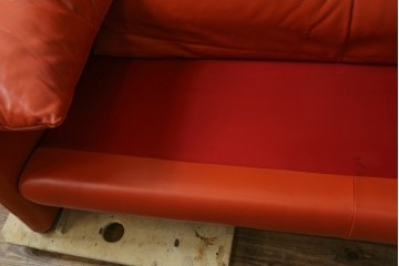 ヴィンテージ　リプロダクト品　Cassina(カッシーナ)　MARALUNGA(マラルンガ)　本革　視線を引き付ける赤レザーの3人掛けソファ　(R-086393)