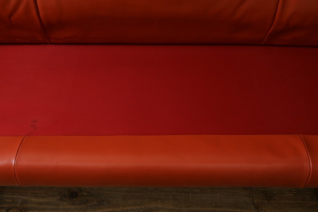 ヴィンテージ　リプロダクト品　Cassina(カッシーナ)　MARALUNGA(マラルンガ)　本革　視線を引き付ける赤レザーの3人掛けソファ　(R-086393)