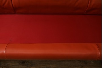 ヴィンテージ　リプロダクト品　Cassina(カッシーナ)　MARALUNGA(マラルンガ)　本革　視線を引き付ける赤レザーの3人掛けソファ　(R-086393)