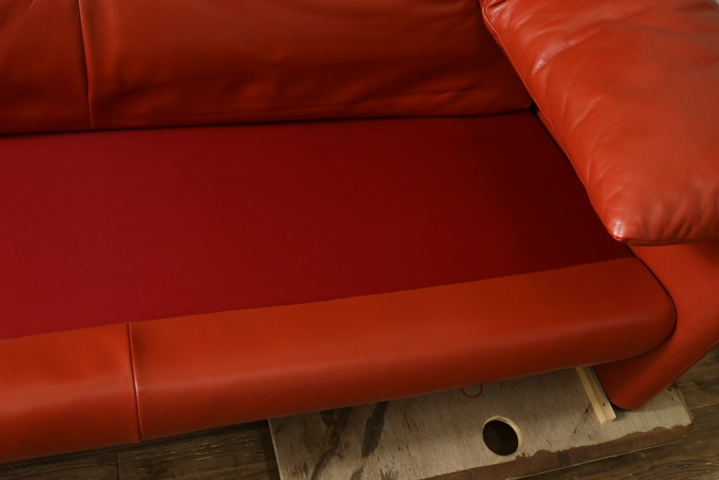 ヴィンテージ　リプロダクト品　Cassina(カッシーナ)　MARALUNGA(マラルンガ)　本革　視線を引き付ける赤レザーの3人掛けソファ　(R-086393)