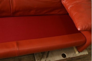 ヴィンテージ　リプロダクト品　Cassina(カッシーナ)　MARALUNGA(マラルンガ)　本革　視線を引き付ける赤レザーの3人掛けソファ　(R-086393)