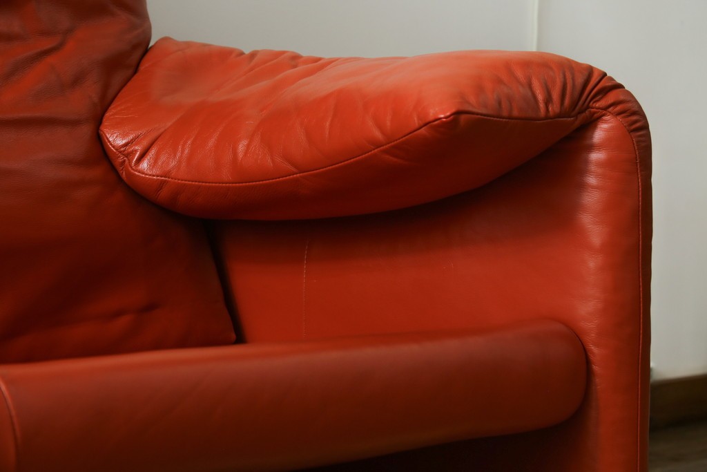 ヴィンテージ　リプロダクト品　Cassina(カッシーナ)　MARALUNGA(マラルンガ)　本革　視線を引き付ける赤レザーの3人掛けソファ　(R-086393)