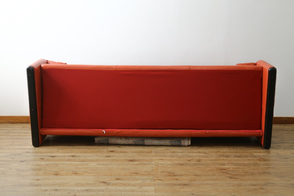 ヴィンテージ　リプロダクト品　Cassina(カッシーナ)　MARALUNGA(マラルンガ)　本革　視線を引き付ける赤レザーの3人掛けソファ　(R-086393)