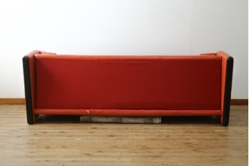 ヴィンテージ　リプロダクト品　Cassina(カッシーナ)　MARALUNGA(マラルンガ)　本革　視線を引き付ける赤レザーの3人掛けソファ　(R-086393)