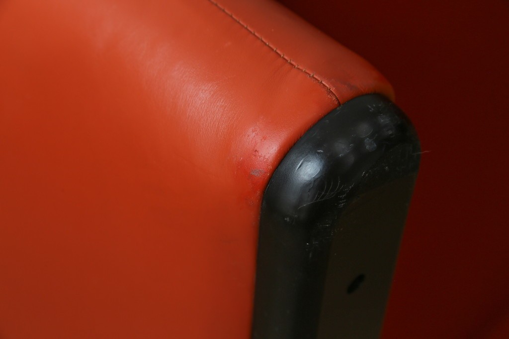 ヴィンテージ　リプロダクト品　Cassina(カッシーナ)　MARALUNGA(マラルンガ)　本革　視線を引き付ける赤レザーの3人掛けソファ　(R-086393)