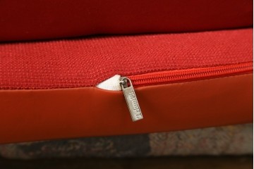 ヴィンテージ　リプロダクト品　Cassina(カッシーナ)　MARALUNGA(マラルンガ)　本革　視線を引き付ける赤レザーの3人掛けソファ　(R-086393)