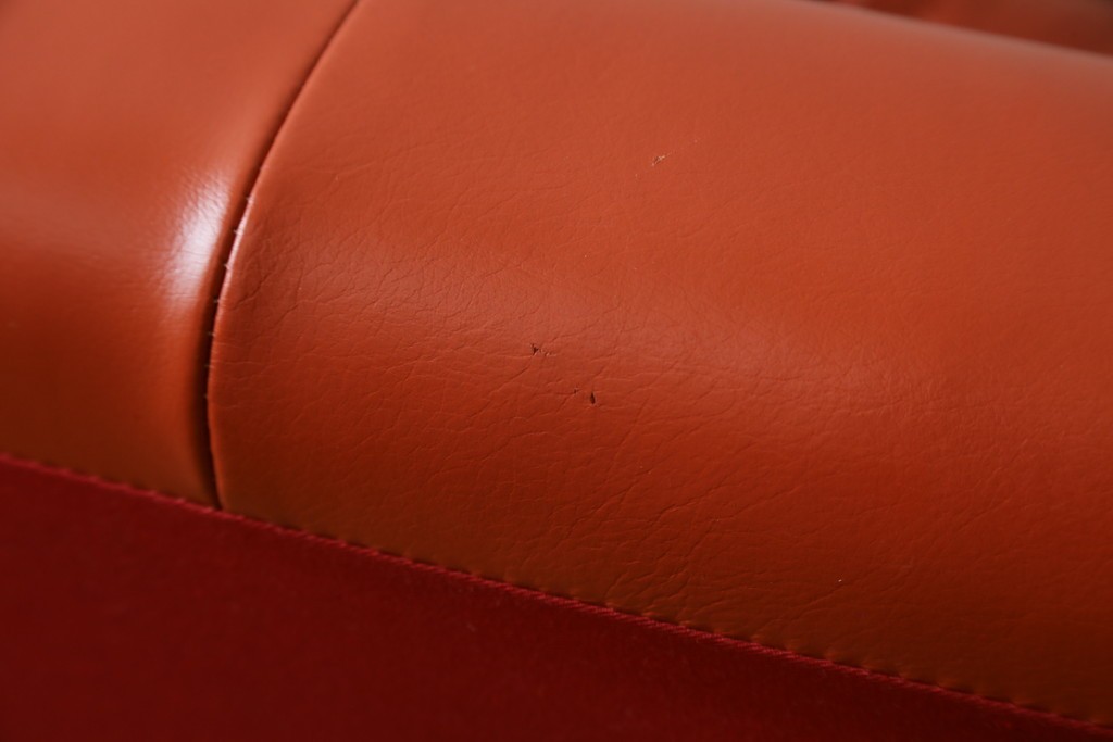 ヴィンテージ　リプロダクト品　Cassina(カッシーナ)　MARALUNGA(マラルンガ)　本革　視線を引き付ける赤レザーの3人掛けソファ　(R-086393)