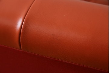ヴィンテージ　リプロダクト品　Cassina(カッシーナ)　MARALUNGA(マラルンガ)　本革　視線を引き付ける赤レザーの3人掛けソファ　(R-086393)