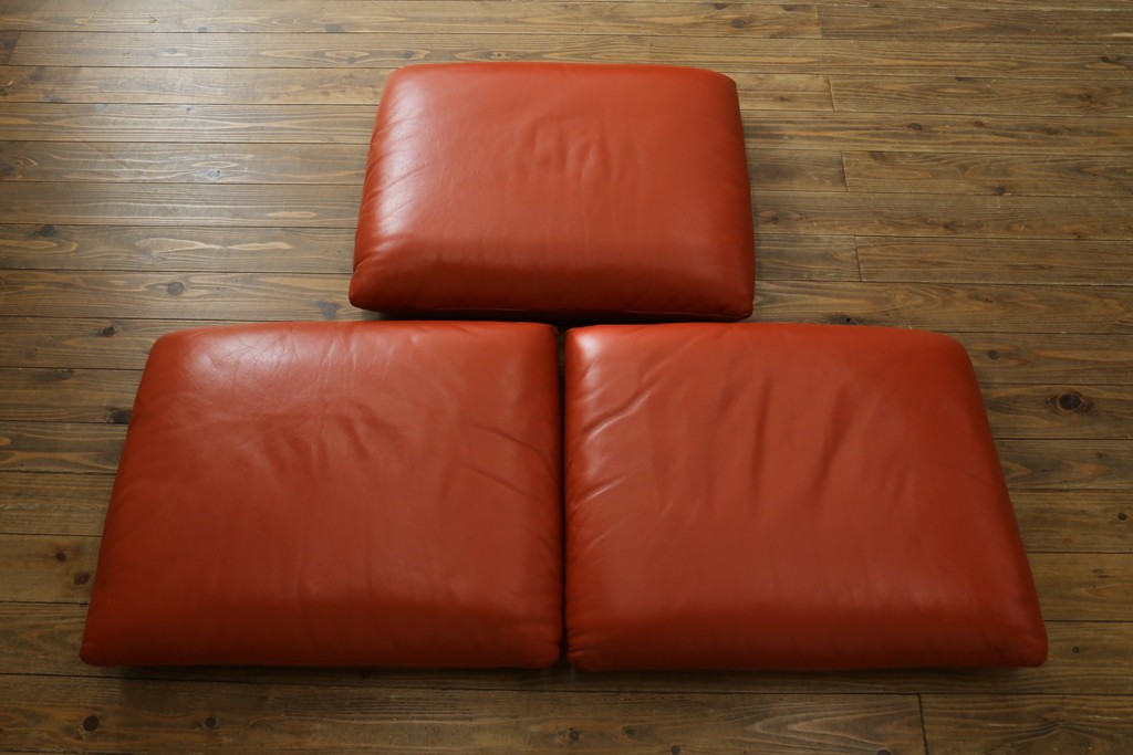 ヴィンテージ　リプロダクト品　Cassina(カッシーナ)　MARALUNGA(マラルンガ)　本革　視線を引き付ける赤レザーの3人掛けソファ　(R-086393)
