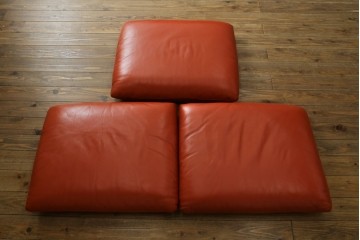 ヴィンテージ　リプロダクト品　Cassina(カッシーナ)　MARALUNGA(マラルンガ)　本革　視線を引き付ける赤レザーの3人掛けソファ　(R-086393)