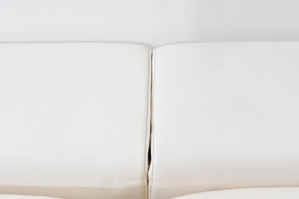 中古　美品　展示品　de Sede(デセデ)　DS-7　本革(ナッパレザー)　ミニマルな造形が美しいオフホワイトのソファ　定価約250万円　(R-086396)
