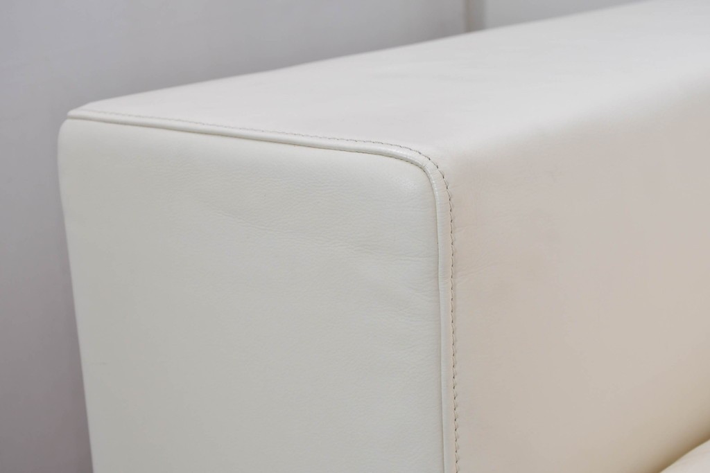 中古　美品　展示品　de Sede(デセデ)　DS-7　本革(ナッパレザー)　ミニマルな造形が美しいオフホワイトのソファ　定価約250万円　(R-086396)