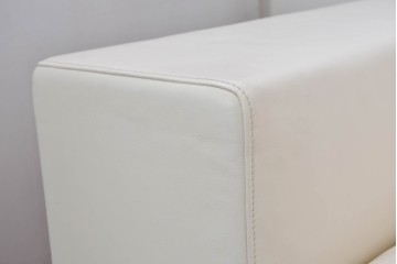 中古　美品　展示品　de Sede(デセデ)　DS-7　本革(ナッパレザー)　ミニマルな造形が美しいオフホワイトのソファ　定価約250万円　(R-086396)