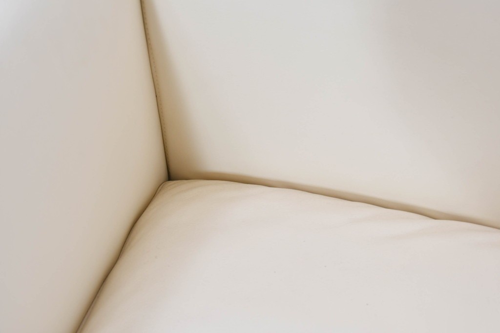 中古　美品　展示品　de Sede(デセデ)　DS-7　本革(ナッパレザー)　ミニマルな造形が美しいオフホワイトのソファ　定価約250万円　(R-086396)