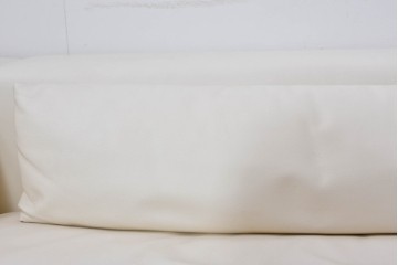 中古　美品　展示品　de Sede(デセデ)　DS-7　本革(ナッパレザー)　ミニマルな造形が美しいオフホワイトのソファ　定価約250万円　(R-086396)