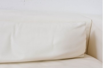 中古　美品　展示品　de Sede(デセデ)　DS-7　本革(ナッパレザー)　ミニマルな造形が美しいオフホワイトのソファ　定価約250万円　(R-086396)