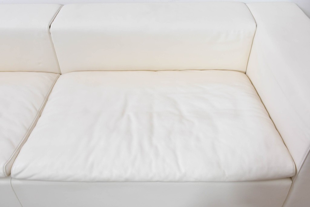 中古　美品　展示品　de Sede(デセデ)　DS-7　本革(ナッパレザー)　ミニマルな造形が美しいオフホワイトのソファ　定価約250万円　(R-086396)