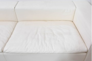 中古　美品　展示品　de Sede(デセデ)　DS-7　本革(ナッパレザー)　ミニマルな造形が美しいオフホワイトのソファ　定価約250万円　(R-086396)