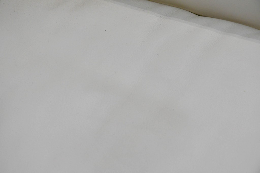 中古　美品　展示品　de Sede(デセデ)　DS-7　本革(ナッパレザー)　ミニマルな造形が美しいオフホワイトのソファ　定価約250万円　(R-086396)