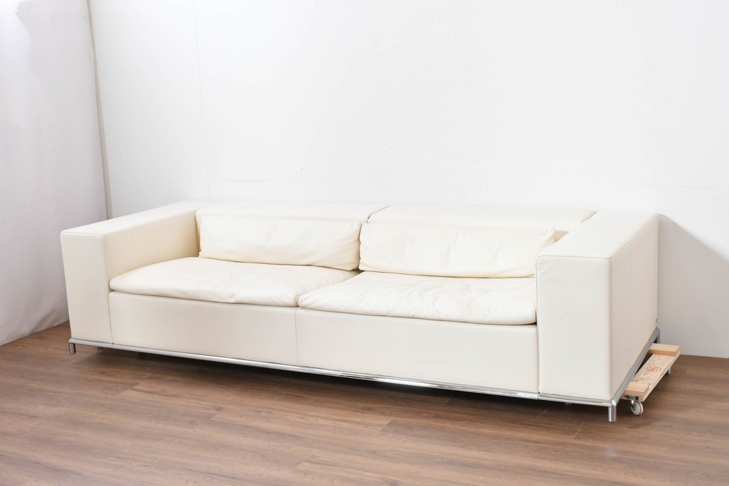 中古　美品　展示品　de Sede(デセデ)　DS-7　本革(ナッパレザー)　ミニマルな造形が美しいオフホワイトのソファ　定価約250万円　(R-086396)